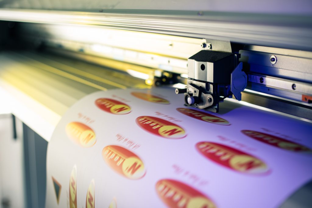 Traceur de découpe en train de découper des stickers imprimés à l'atelier K'do Perso