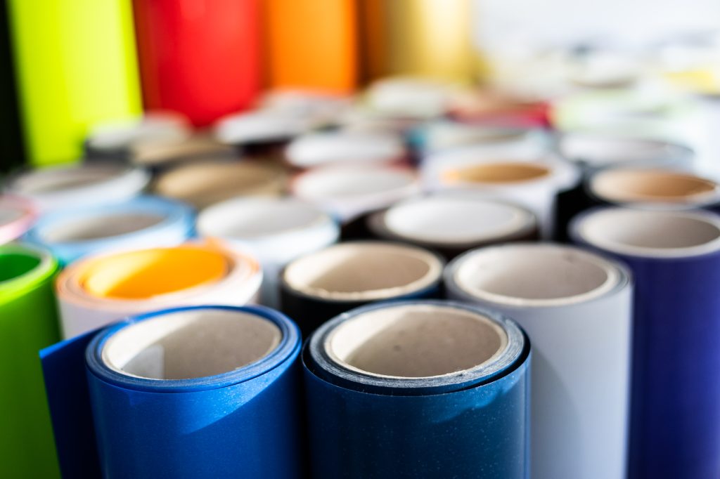 Rouleaux de flex de toutes les couleurs utilisés pour le flocage à l'atelier K'do Perso