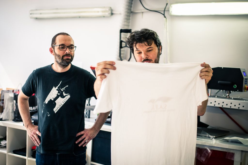 Contrôle d'un t-shirt personnalisé dans l'atelier K'do Perso à Besançon